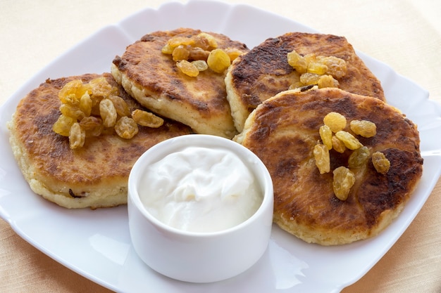 Frittelle di ricotta, uvetta e panna acida.