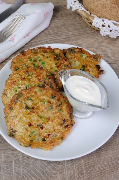 Frittelle di verdure di zucchine con piselli ed erbette