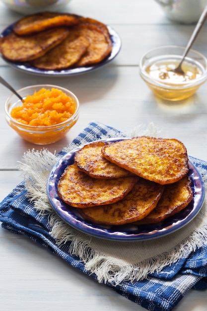 Frittelle di zucca con miele e tè