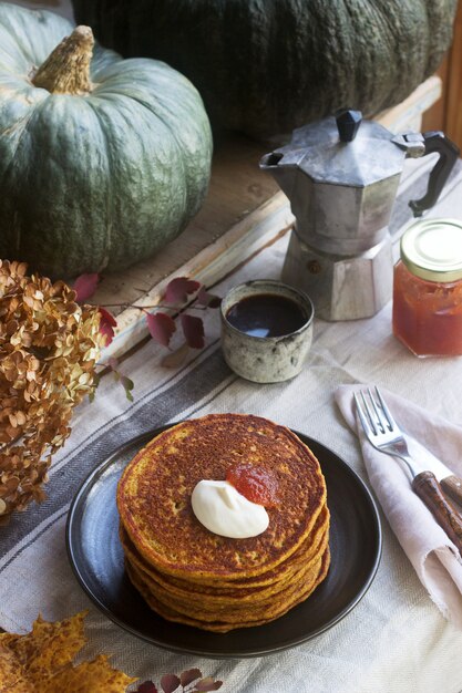 Frittelle di zucca con panna e marmellata