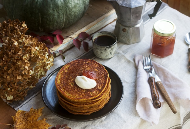 Frittelle di zucca con panna e marmellata