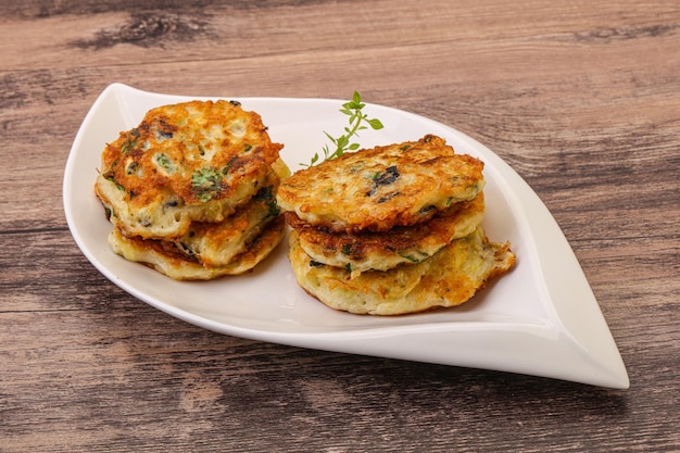 Frittelle di zucchine con erbe e spezie