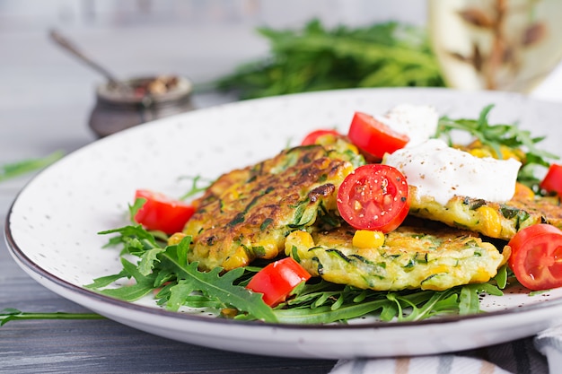 Frittelle di zucchine con mais e panna acida