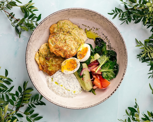 Frittelle di zucchine con salse di uova e verdure