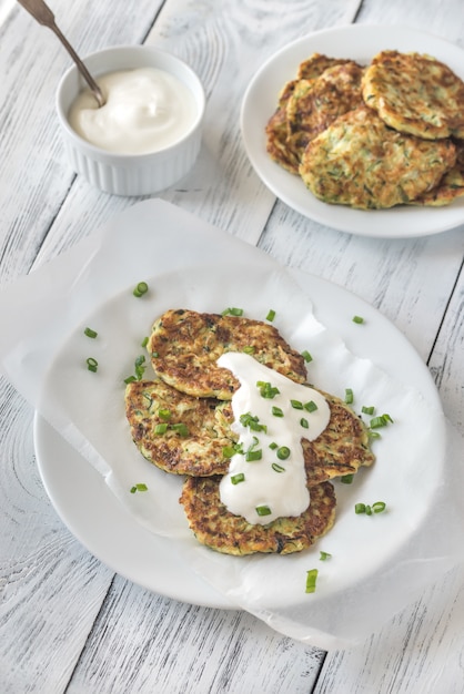 Frittelle di zucchine con yogurt greco