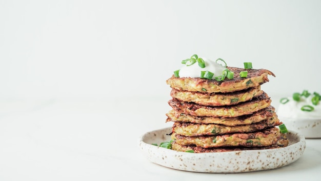 Frittelle di zucchine copia spazio sfondo bianco