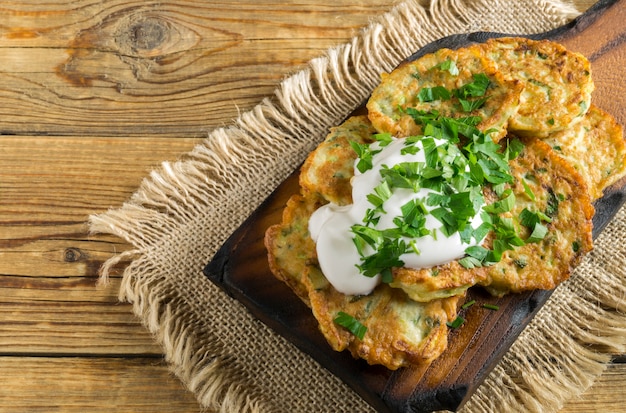 Frittelle di zucchine sane vegetariane