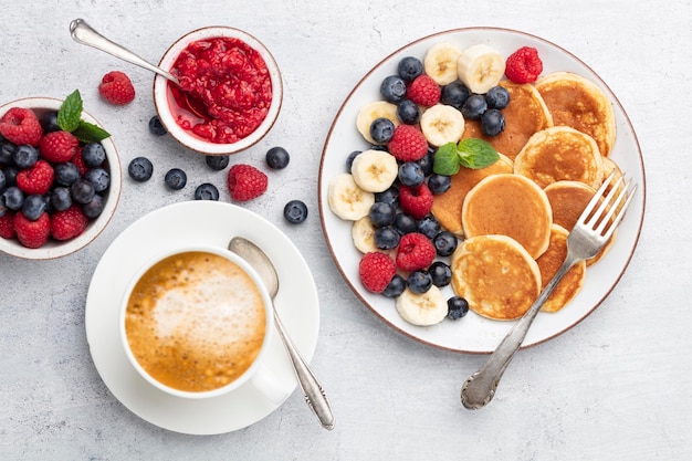 Frittelle dietetiche Keto fatte o farina di mandorle servite con frutti di bosco