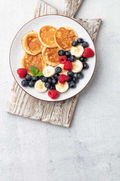 Frittelle dietetiche Keto fatte o farina di mandorle servite con frutti di bosco