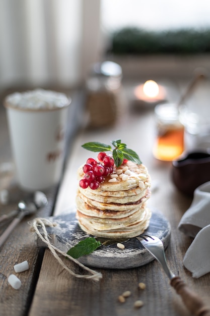 Frittelle dolci con bacche di ribes e miele