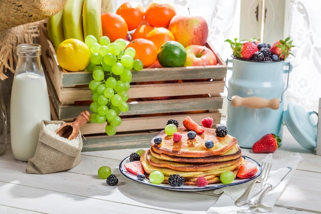 Frittelle dolci con frutta fresca