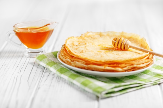 Frittelle dolci con miele sul tavolo