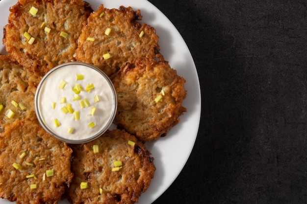 Frittelle ebraiche tradizionali o frittelle di patate sul nero