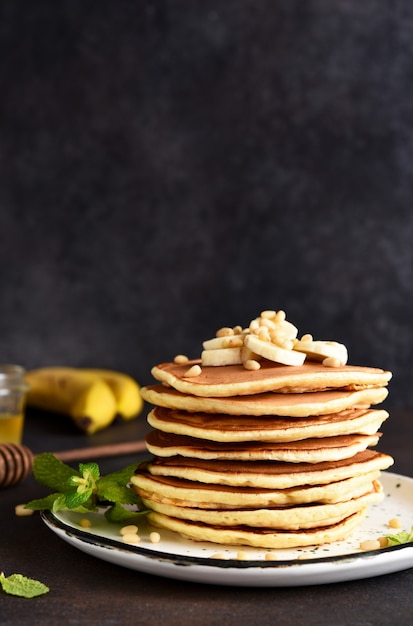 Frittelle fatte in casa con banana e pinoli