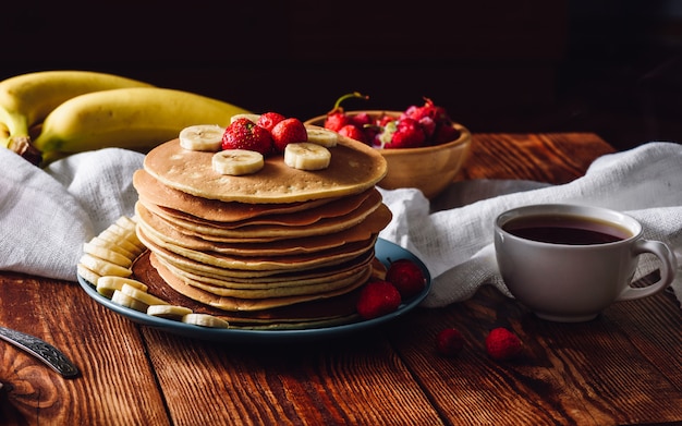 Frittelle fatte in casa con fragole e banana