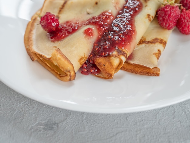 Frittelle fatte in casa con marmellata di lamponi. Copia spazio.