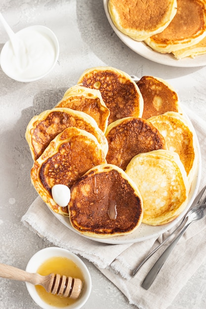 Frittelle fatte in casa con miele e panna acida