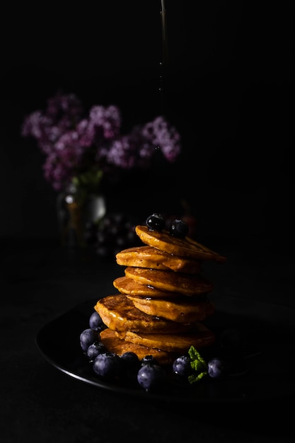 Frittelle fatte in casa con sciroppo d'acero e mirtilli freschi Colazione sana e fatta in casa