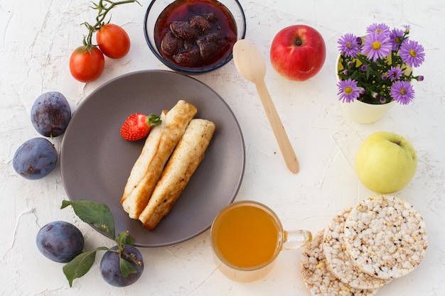 Frittelle fatte in casa ripiene di ricotta una fragola sul piatto