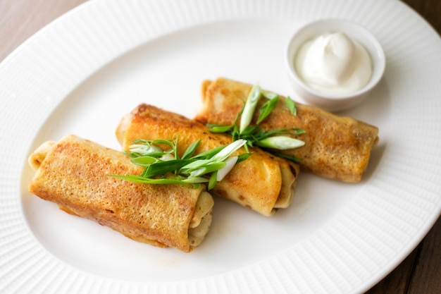 Frittelle fatte in casa sottili con carne, cucina tradizionale russa.