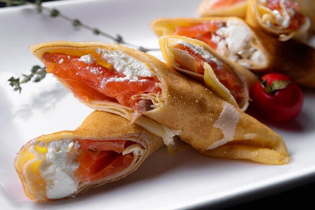 Frittelle fritte con primo piano di salmone e crema di formaggio