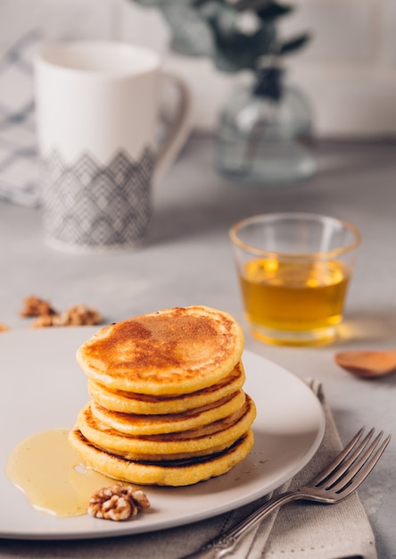 Frittelle gialle con farina di mais e curcuma, miele condito e uva rossa