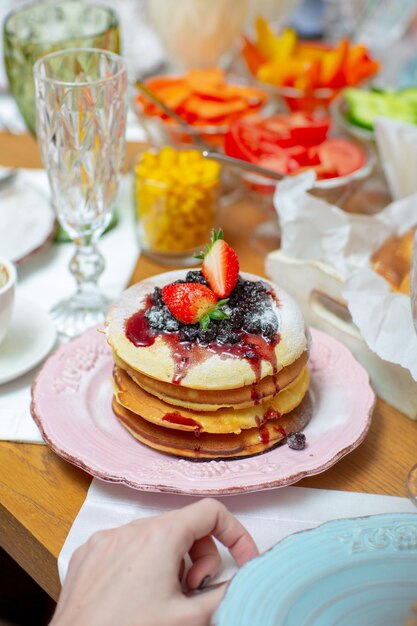 Frittelle per colazione in tavola