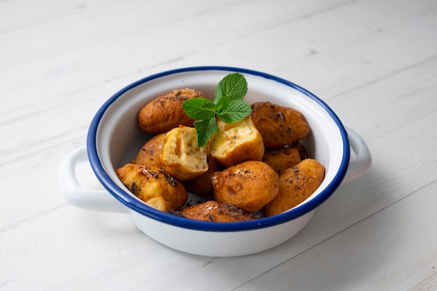 Frittelle preparate con farina e banana. Ricetta tradizionale spagnola.