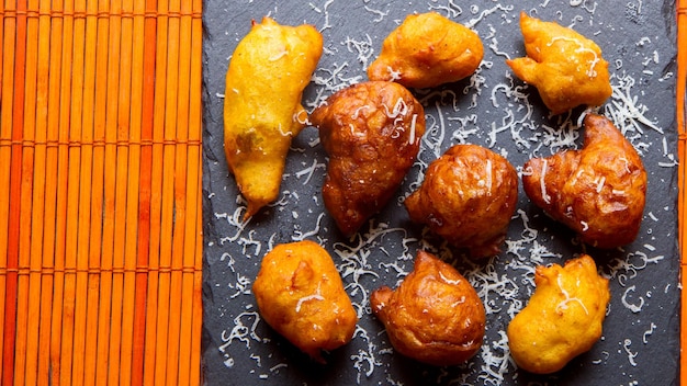 Frittelle preparate con farina e zucca. Ricetta tradizionale spagnola.