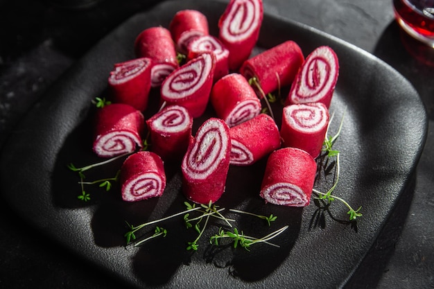 Frittelle rosse sottili. Rotoli di pancake alla barbabietola con crema di formaggio