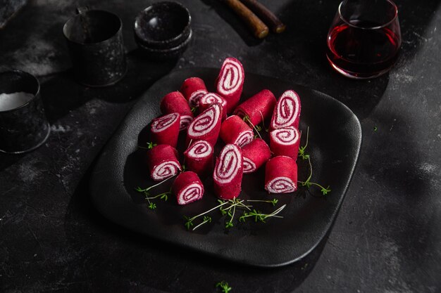 Frittelle rosse sottili. Rotoli di pancake alla barbabietola con crema di formaggio