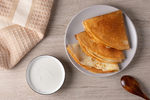 Frittelle russe o blini con panna acida Vista dall'alto Pancake settimana Shrovetide