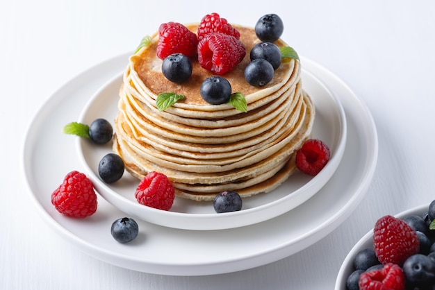 Frittelle tradizionali russe con frutti di bosco Settimana Maslenitsa Settimana dei pancake