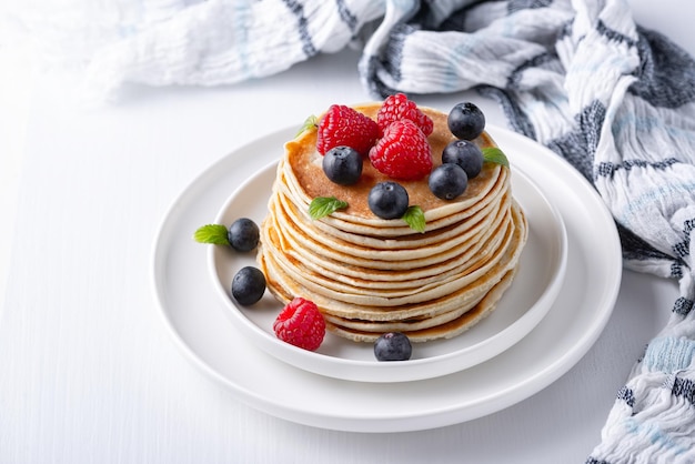 Frittelle tradizionali russe con frutti di bosco Settimana Maslenitsa Settimana dei pancake