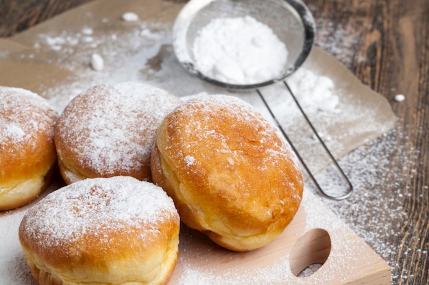 Fritti in olio ciambelle berlinesi con ripieno dessert di deliziose e dolci ciambelle con ripieno