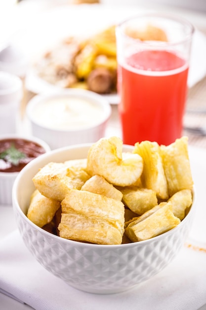 Fritto di manioca tipico spuntino brasiliano servito durante il pranzo o la cena sano cibo fatto in casa