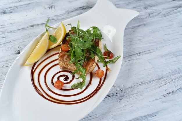 Fritto di pesce con rucola, pomodorini e limone, pesce al forno con erbe aromatiche, insalata di carne