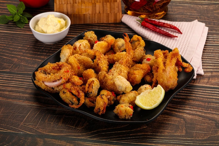 Foto fritto misto miscela di frutti di mare fritti