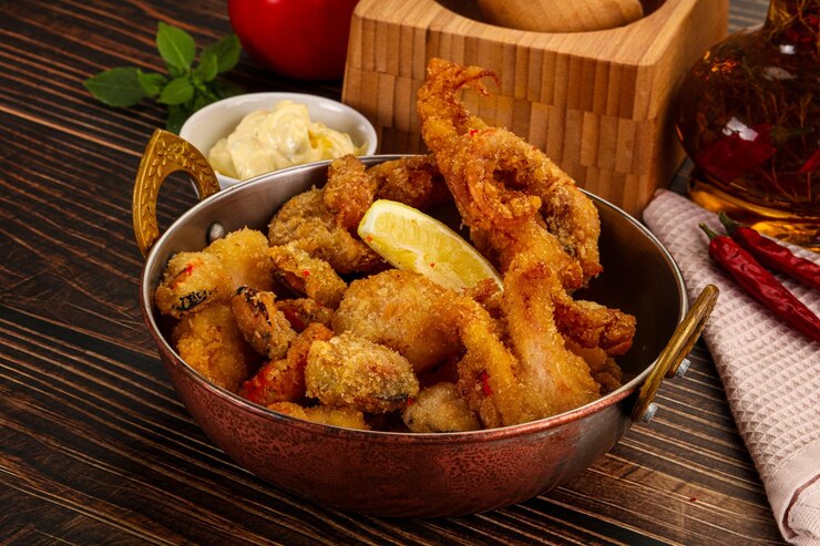 Foto fritto misto miscela di frutti di mare fritti