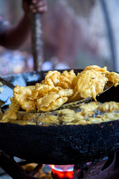 Frittura di cibo a Mumbai, in India