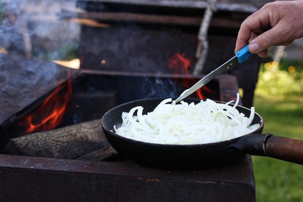 Frittura di cipolla sul fuoco all'aperto