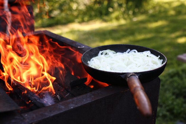 Frittura di cipolla sul fuoco all'aperto