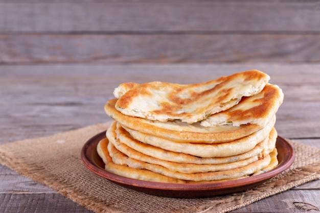 Frittura di focacce ripiene di formaggio. Khychiny o qutab - focaccia tradizionale caucasica o azerbaigiana