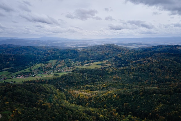 Frone volo sopra il paesaggio di montagna con foresta autunnale Villaggio di montagna