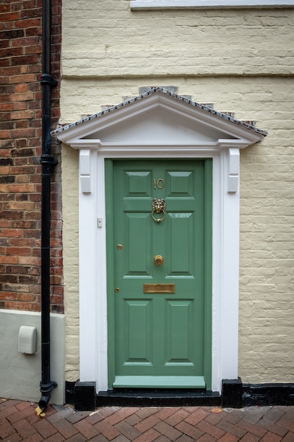 Frontdoor del palazzo inglese a Londra grande brittain