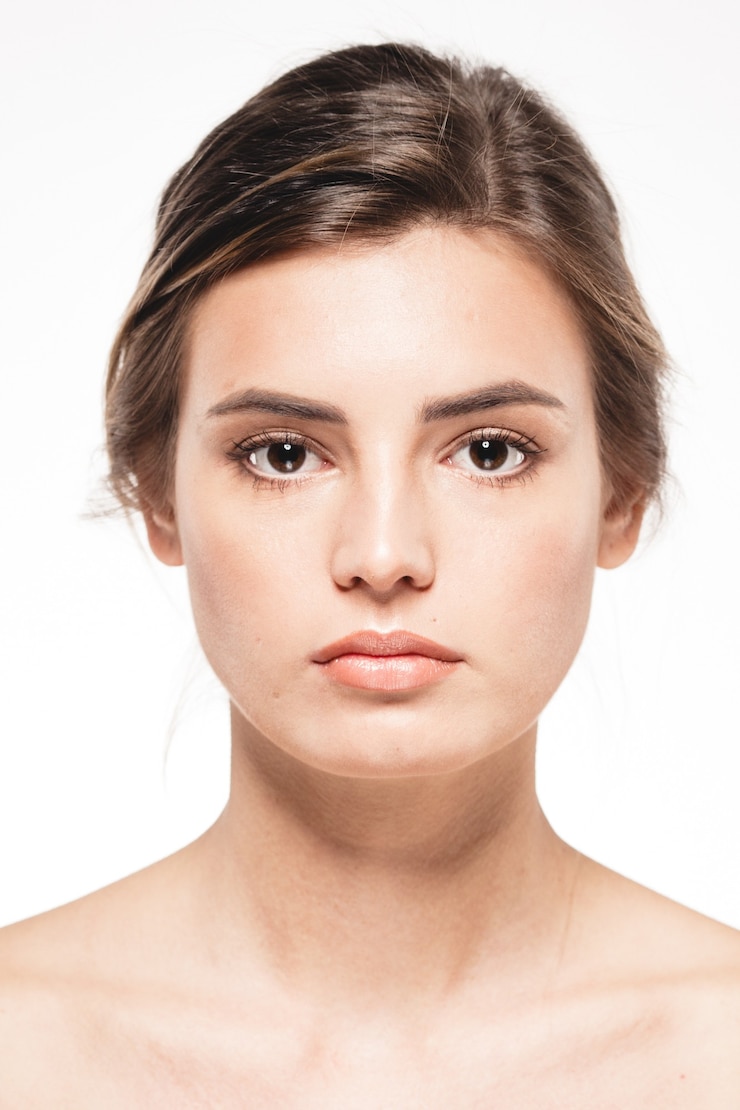 Foto fronte del ritratto di bellezza della donna bionda che guarda macchina fotografica isolata su bianco studio girato.