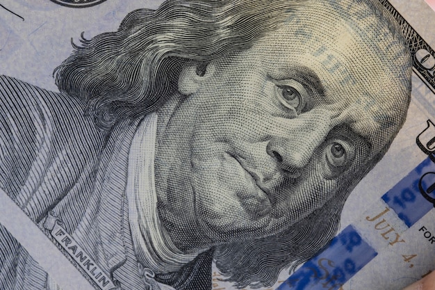 Fronte di Benjamin Franklin del primo piano su cento banconote del dollaro americano.