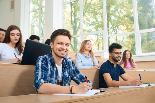 Frontview di studiare durante gli studenti delle lezioni.