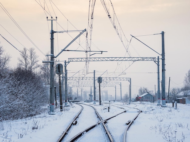 Frosty rotaie ferroviarie mattina freccia biforcazione forcella della strada Binari ferroviari di mattina vuota tra i cumuli di neve bianca d'inverno