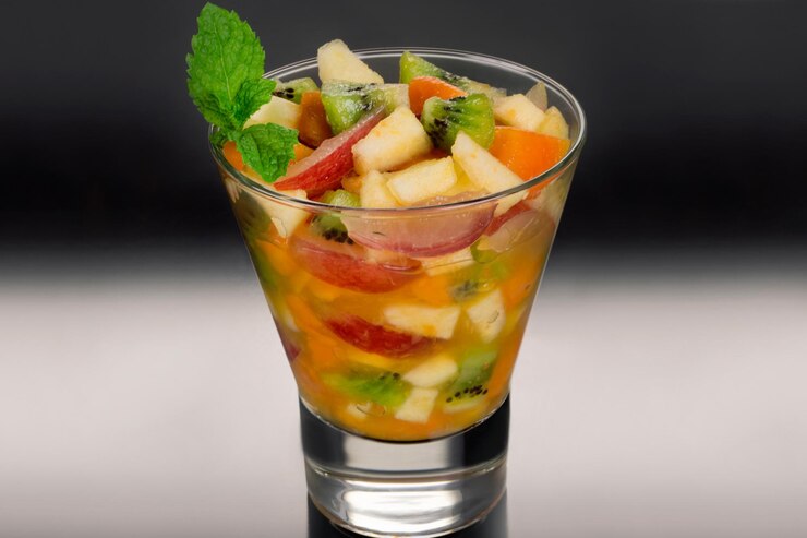 Photo fruit salad in black gradient background